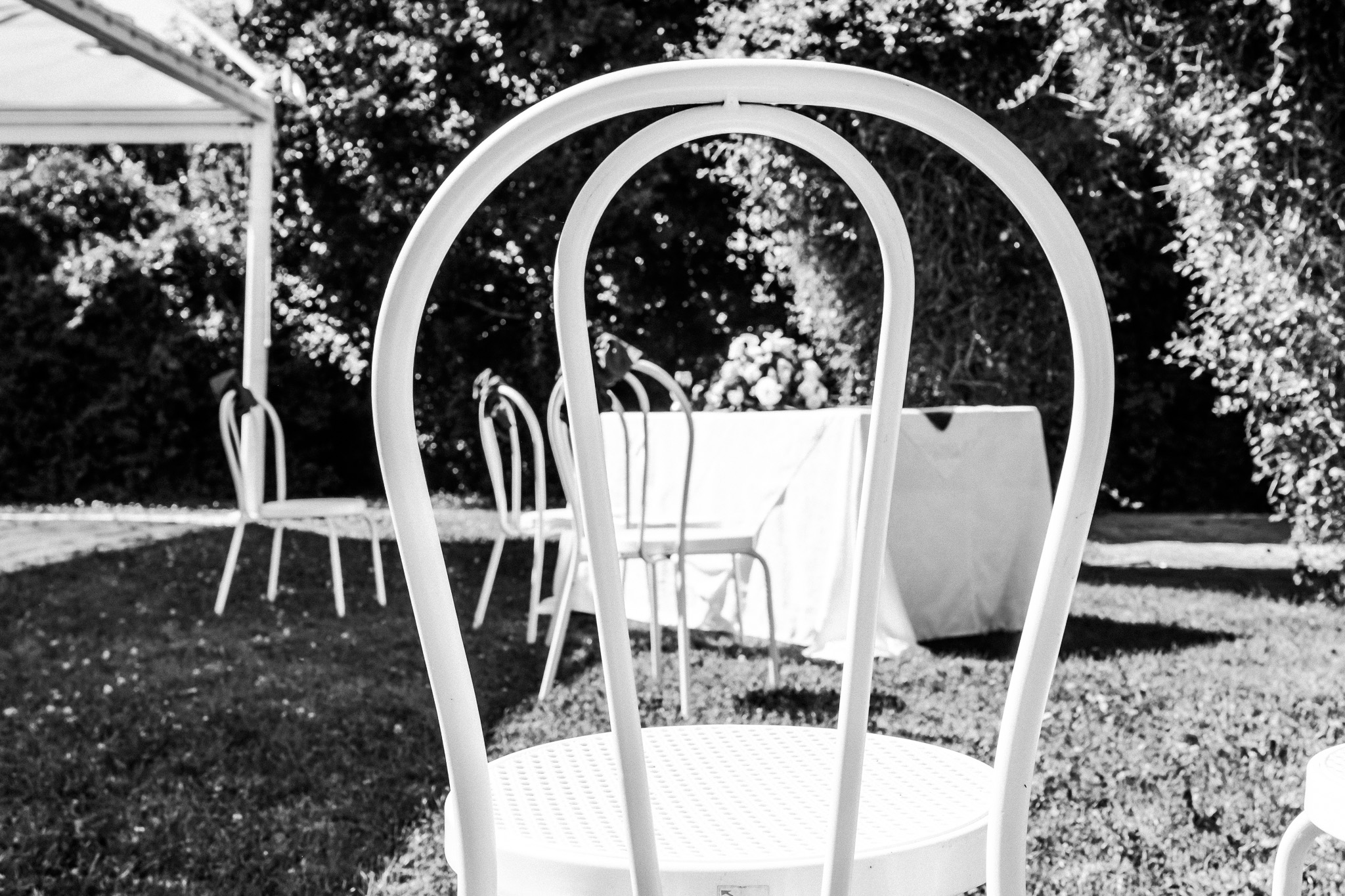Sedie vuote in giardino, prima della cerimonia
