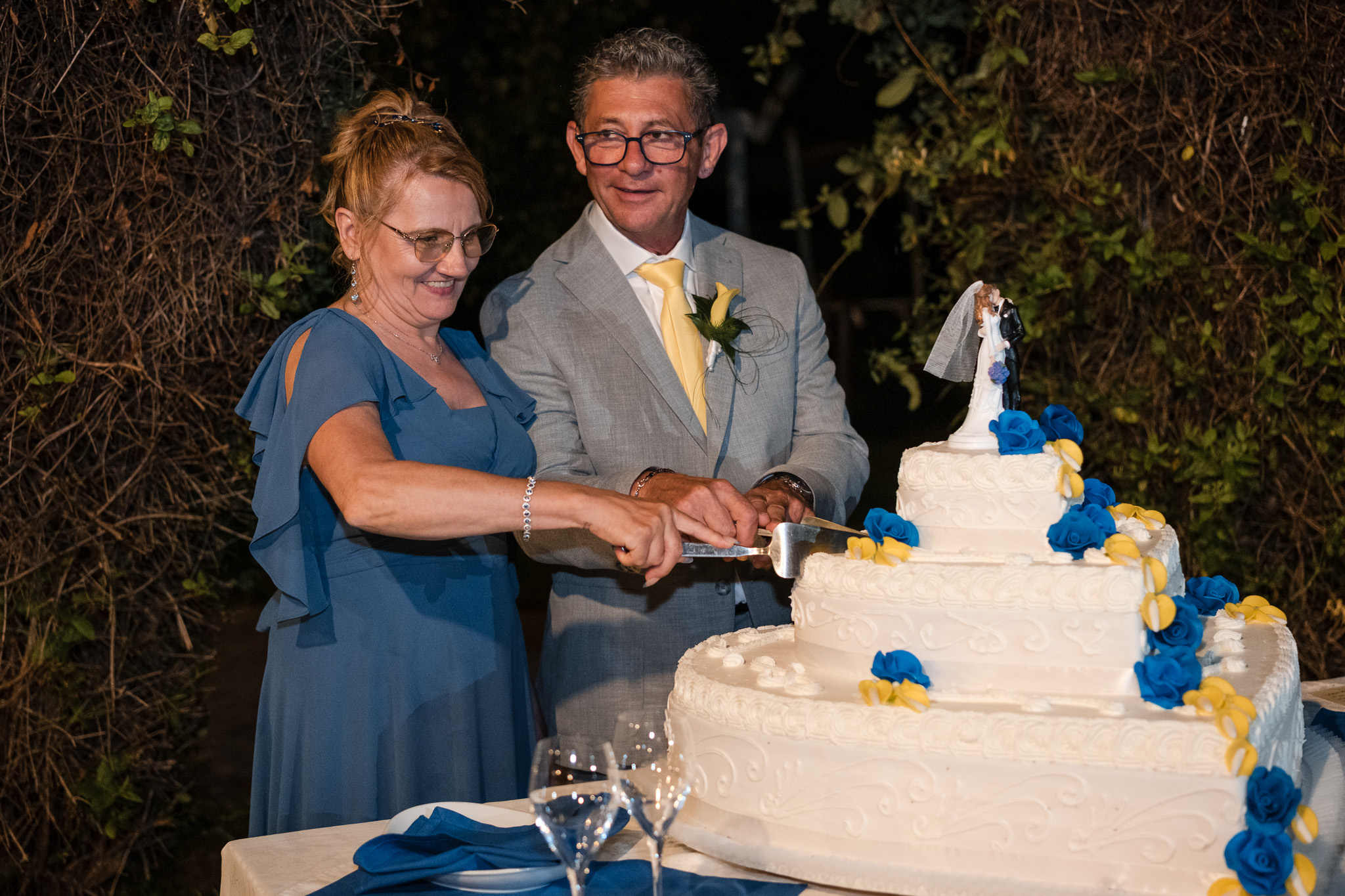 Sergio e Zofia tagliano la torta