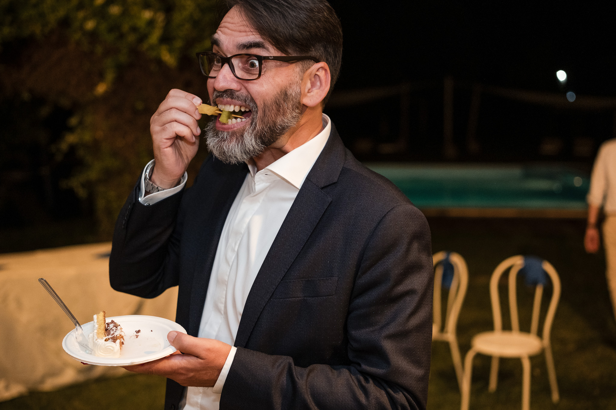 Un ospite assaggia la torta, di notte
